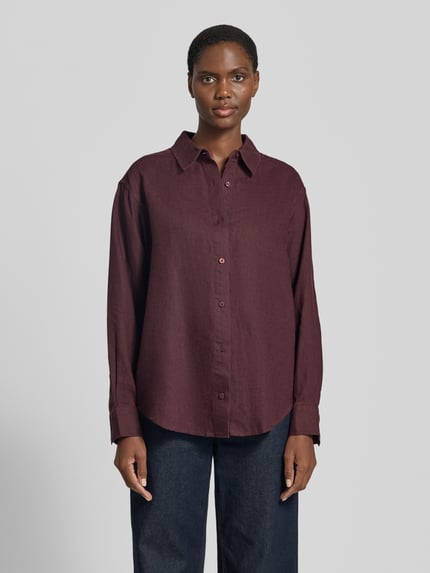 Frauenmodel trägt Regular Fit Leinenbluse mit Knopfleiste von Samsøe Samsøe, reine Leinen, Hemdblusenkragen, Ganzkörperansicht von vorne.
