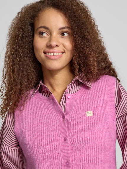 Vrouwenmodel draagt Regular fit spencer met wol model 'VIGGA' van ONLY in roze met fijne ribstructuur, Dames spencer, close-up bovenlichaam.
