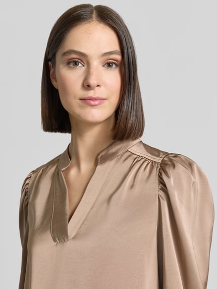 Frauenmodel trägt Langarmbluse mit Stretch-Anteil Modell 'Rosslyn' von Neo Noir, Satin, V-Ausschnitt, beige, Nahaufnahme Oberkörper.