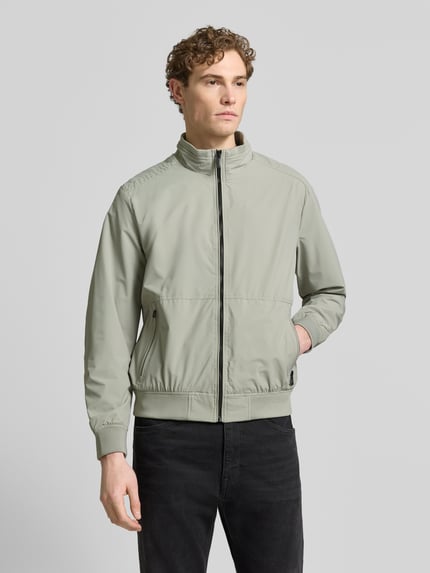 Mannelijk model draagt Regular Fit Jacke mit Stehkragen van Lerros in lichtgrijs met ritssluiting, zijzakken, elastische details, volledige vooraanzicht bovenlichaam.