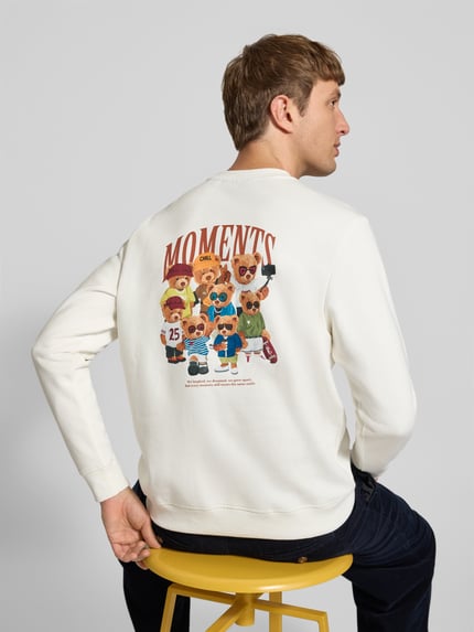 Männermodel trägt Relaxed Fit Sweatshirt aus Baumwoll-Mix mit Motiv-Print von CHILL PILL, cremefarben, bunter Print, elastische Abschlüsse, Ganzkörperansicht Rückansicht.