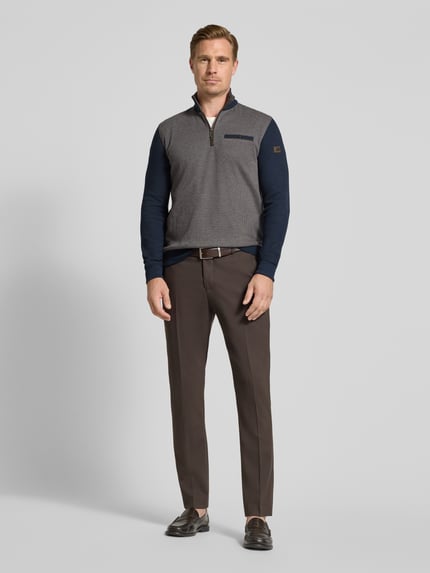 Männermodel trägt Sweatshirt mit Label-Details von bugatti in Grau und Dunkelblau, gerader Schnitt, Ganzkörperansicht von vorne.