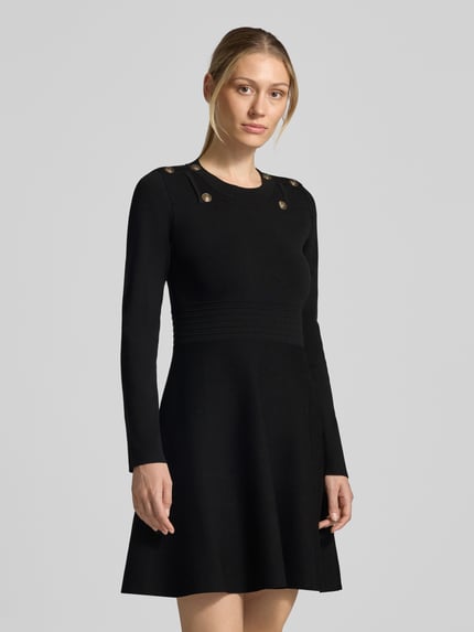 Frauenmodel trägt schwarzes Slim Fit Minikleid aus Viskose-Mix mit Zierbesatz, Modell 'Abito Maglia' von Liu Jo White, Ganzkörperansicht von vorne.