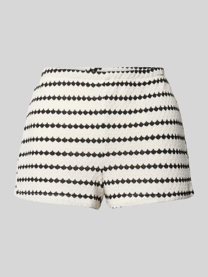 Produktfoto, Regular Fit Shorts mit Baumwoll-Anteil Modell 'EVA LIFE' von Only mit Optik: Allover-Muster, elastischem Bundabschluss und Strick Materialverarbeitung, schwarz-weiß gestreift, strukturierte Oberfläche