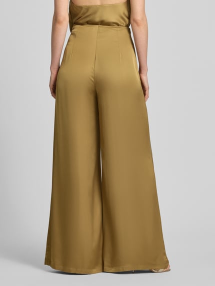 Vrouwenmodel draagt Stoffhose aus Viskose in Satin-Optik mit Reißverschluss van Jake*s Cocktail, zuiver viscose, wide leg fit, satijnlook, bandwijdte maat 36: 36 cm, binnenbeenlengte maat 36: 84 cm, zijritssluiting, golden bruin, gladde textuur, glanzend oppervlak, geheel zicht van achteren