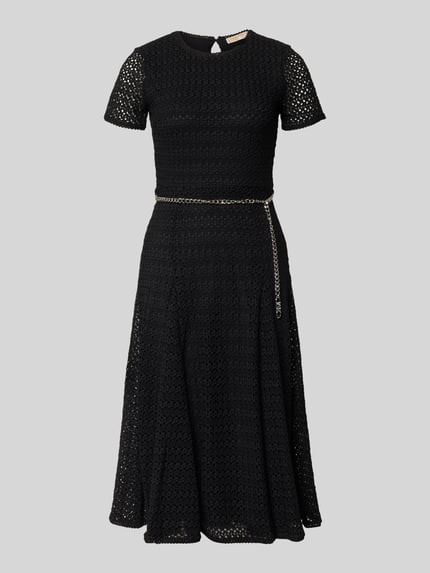 Produktfoto, schwarzes Midikleid mit Gürtel in Gliederketten-Optik von MICHAEL Michael Kors aus Material-Mix mit Stretch-Anteil, blickdichtes Unterkleid, taillierter Schnitt, Rundhalsausschnitt, rückseitiger Schlüsselloch-Ausschnitt, feine Textur, Damen, Rückenlänge 116 cm, Brustweite 40 cm, Ärmellänge 20 cm.