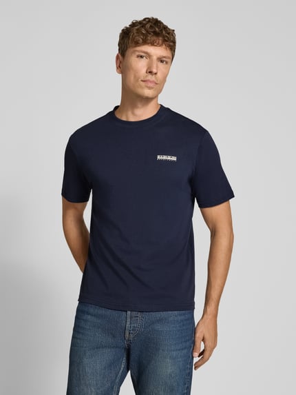 Männermodel trägt T-Shirt mit Logo und Rundhalsausschnitt von Napapijri in Dunkelblau, Regular Fit, Baumwoll-Elasthan-Mix, Ganzkörperansicht von vorne.