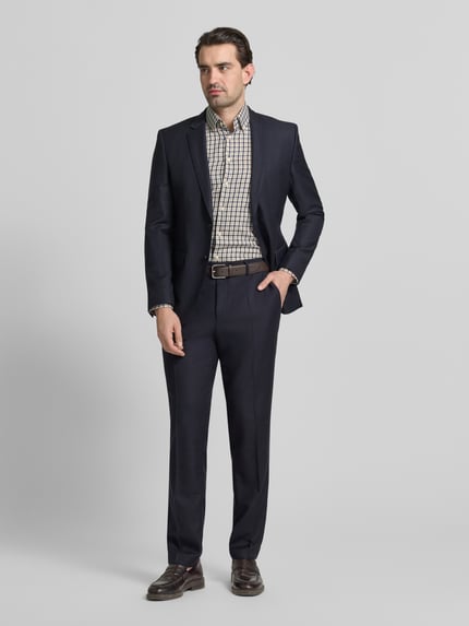 Männermodel trägt Regular Fit Business Hemd aus Baumwolle von Christian Berg Men in Weiß mit Karomuster, Knopfleiste und Button-Down-Kragen, dazu Anzug, Ganzkörperansicht von vorne.