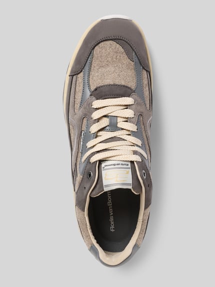 Produktfoto, Sneaker aus Leder-Textil-Mix Modell 'De Rezer' von Floris van Bommel in Beige und Grau, abgerundete Spitze, beige Schnürung, Label-Details, seitliche Akzente, strukturierte Oberfläche, Kontext: Herren Sneaker, Absatzhöhe 4 cm, Schafthöhe 8 cm, Schaftweite 9 cm.