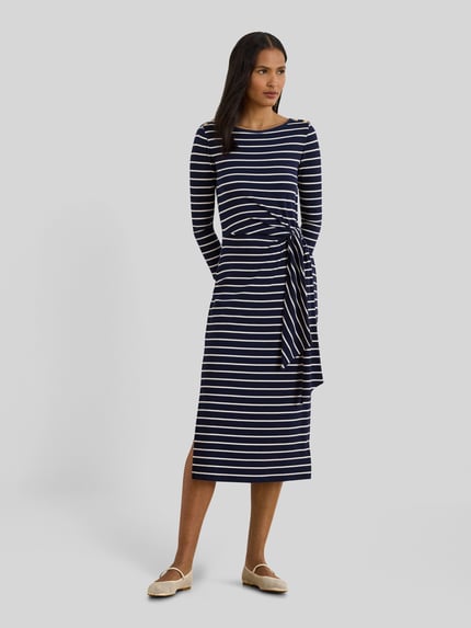 Frauenmodel trägt Tailliertes Freizeitkleid aus Baumwoll-Mix von Lauren Ralph Lauren mit Allover-Streifenmuster, langarm, Jersey, Ganzkörperansicht von vorne.
