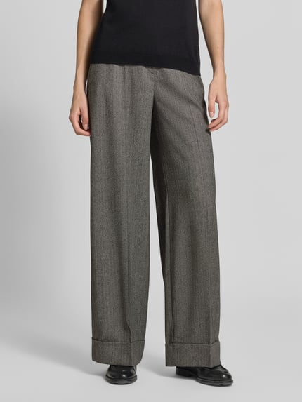 Frauenmodel trägt Wide Fit Hose mit Bügelfalten und Eingrifftaschen von windsor., grau, Baumwoll-Elasthan-Mix, Nahaufnahme Oberkörper.