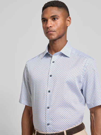 Mannelijk model draagt Regular Fit Business-Hemd met Kentkraag van OLYMP, katoen, klein patroon, korte mouw, voorkant bovenlichaam close-up.