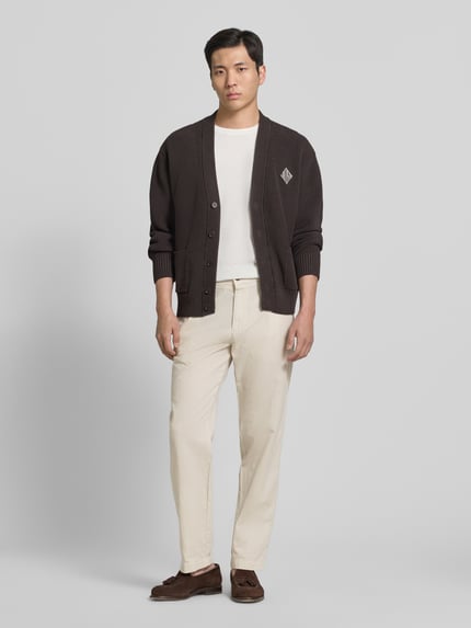 Männermodel trägt Hose aus Leinen-Baumwoll-Mix mit Tunnelzug von CINQUE in Beige, Regular-Fit, Eingrifftaschen, Ganzkörperansicht von vorne. Modell 'Juli', Bundweite Größe 50: 46 cm, Innenbeinlänge 78 cm.