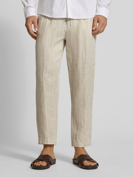 Männermodel trägt Hose mit Gesäßtaschen Modell 'PANTALACCIO LINO' von MARKUP, Reine Baumwolle, Regular-Fit, hellbeige, Ganzkörperansicht von vorne. Bundweite bei Größe 50: 44 cm, Innenbeinlänge: 71 cm.