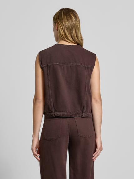 Vrouwenmodel draagt Relaxed Fit bodywarmer uit mix van katoen en lyocell van Marc O'Polo, effen bruin, gladde stof, dames bodywarmer, volledig afgebeeld, achteraanzicht