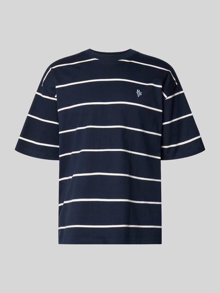 Produktfoto, T-Shirt mit Rundhalsausschnitt und Logo-Stitching von REVIEW in Dunkelblau mit weißen Streifen, reine Baumwolle, Loose Fit