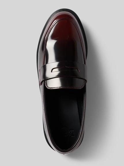Produktfoto, Loafers aus Leder mit Schaftbrücke Modell 'Temara' von Dr. Martens, bordowy połysk, zaokrąglony kształt, żłobiona podeszwa, wysokość obcasa w rozmiarze 40: 3 cm, wysokość cholewki w rozmiarze 40: 7 cm, szerokość w rozmiarze 40: 6 cm