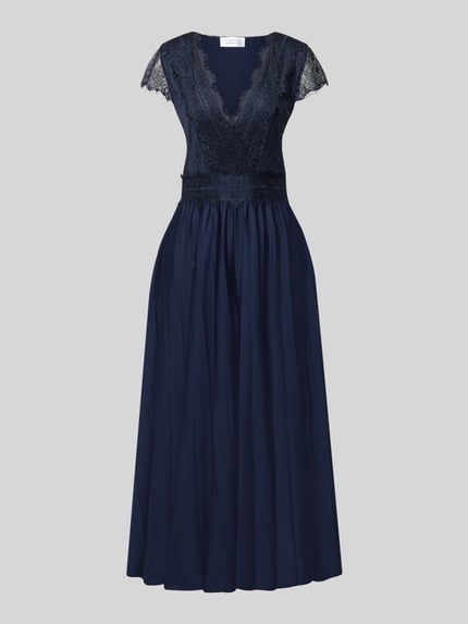 Produktfoto, Abendkleid mit Spitzenbesatz Modell 'Emelie' von Guido Maria Kretschmer, dunkelblau, Taillierte Passform, V-Ausschnitt, Taillenpasse, blickdichter Unterrock, feine Spitze, elegante Stoffstruktur, Größe 36 mit Rückenlänge 40 cm, Brustweite 33 cm, Ärmellänge 13 cm, Gesamtlänge 148 cm, Innenbeinlänge 83 cm.