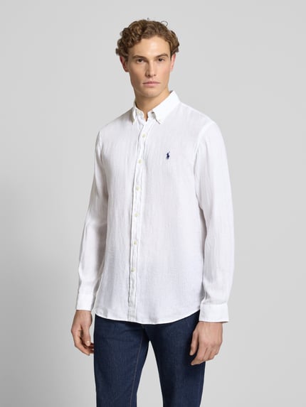 Męski model nosi Freizeithemd aus reinem Leinen od Polo Ralph Lauren, biała koszula, regular fit, widok całej sylwetki z przodu.