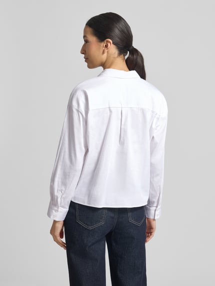 Frauenmodel trägt Regular Fit Bluse mit Pattentaschen von Smith and Soul, weiß, Baumwoll-Mix, Hemdblusenkragen, Ganzkörperansicht Rückansicht
