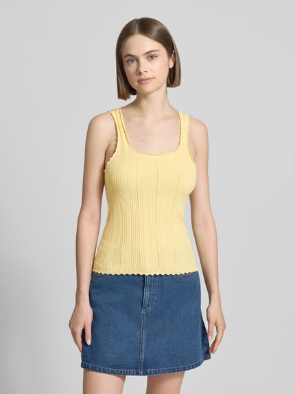 Frauenmodel trägt Tanktop in Pointelle-Strick mit Karree-Ausschnitt Modell 'GIANNA' von JJXX, Viskose-Mix, Körpernaher-Schnitt, Wellensaum, vorne Ganzkörperansicht. Rückenlänge 56 cm bei Größe S.