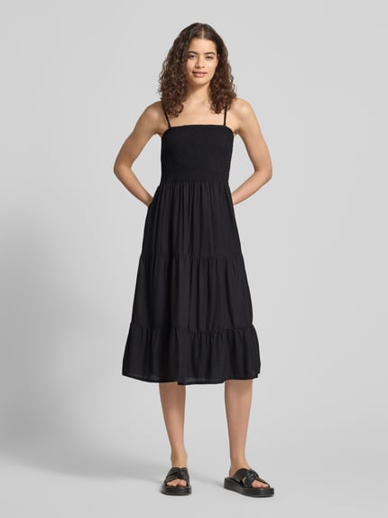 Frauenmodel trägt schwarzes A-Linie Freizeitkleid aus reiner Viskose Modell 'ZELINA LIFE' von Only, Ganzkörperansicht von vorne.