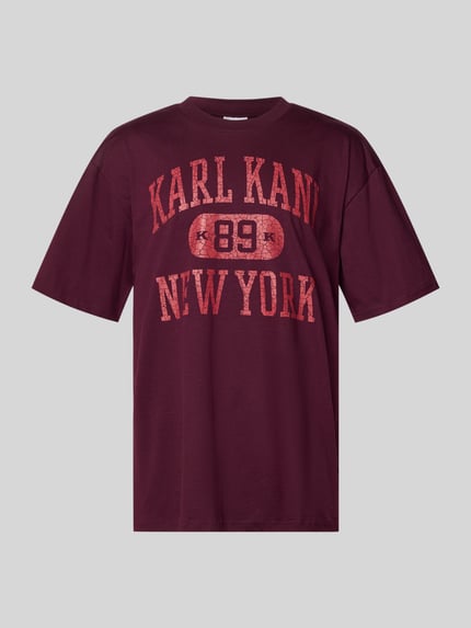 Produktfoto, Oversized Fit T-Shirt mit Logo-Print Modell 'Heritage' von KARL KANI in Dunkelrot aus Reine Baumwolle mit Rundhalsausschnitt. Herren T-Shirt, Rückenlänge 73 cm bei Größe M.