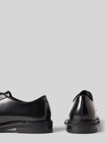 Produktfoto, Schnürschuh aus beschichtetem Leder mit Label-Prägung Modell 'Sanjay' von DIGEL, abgerundete Spitze, leicht strukturierte Sohle, Absatzhöhe 3 cm, Schafthöhe 7 cm, Schaftweite 10 cm, glänzende schwarze Oberfläche, klassische Form, glatte Textur