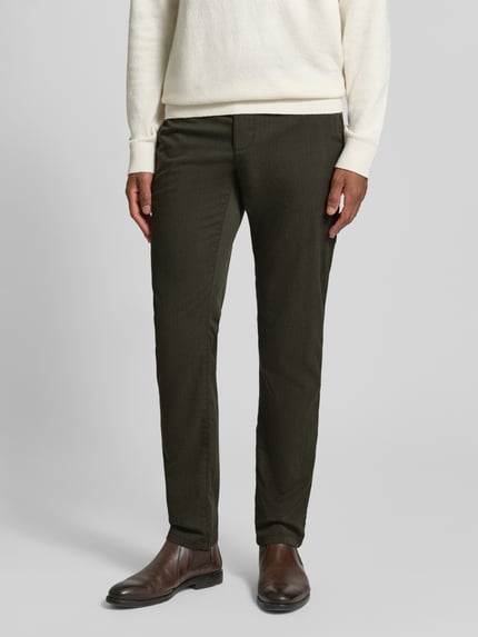 Männermodel trägt Slim Fit Stoffhose mit Viskose-Anteil von MCNEAL in Dunkelgrün, Elastischer-Material-Mix, Eingrifftaschen, Gesäßtaschen, Knopf-Reißverschluss, Bundweite 45 cm, Innenbeinlänge 82 cm, Ganzkörperansicht von vorne.