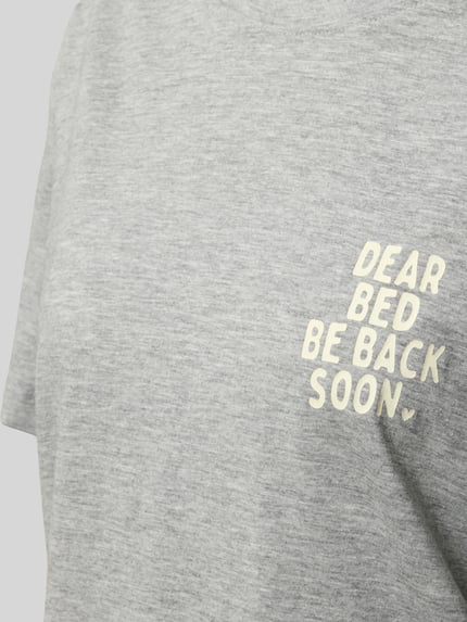Frauenmodel trägt graues Pyjama-Oberteil mit Statement-Print von Jake*s Casual aus Baumwoll-Viskose-Mix, Regular-Fit, Rundhalsausschnitt, Nahaufnahme Oberkörper.