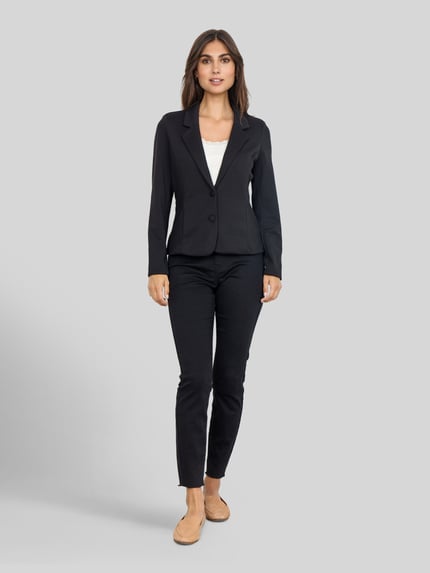 Frauenmodel trägt Slim Fit Blazer mit 2-Knopf-Verschluss Modell 'SC-DANIELA 1' von Soyaconcept, einfarbig, mit Reverskragen, Ganzkörperansicht von vorne.