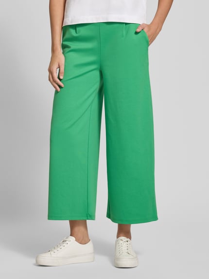 Kobiece modelka nosi spodnie Wide Fit Hose mit elastischem Bund Modell 'Kate' od ICHI, mieszanka materiałów z dodatkiem wiskozy, kolor zielony, szerokość w rozmiarze S: 37 cm, długość wewnętrzna nogawki w rozmiarze S: 66 cm, całkowity widok z przodu