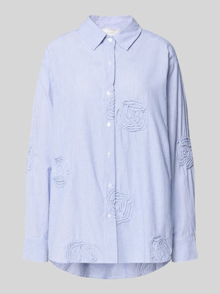 Produktfoto, Relaxed Fit Bluse mit Streifenmuster Modell 'Dalma Dori' von Neo Noir z czystej bawełny, kołnierzyk koszulowy, aplikacje kwiatowe, długość pleców w rozmiarze 36: 73 cm, długość rękawa w rozmiarze 36: 60 cm, jasnoniebieskie i białe pasy, gładka tekstura