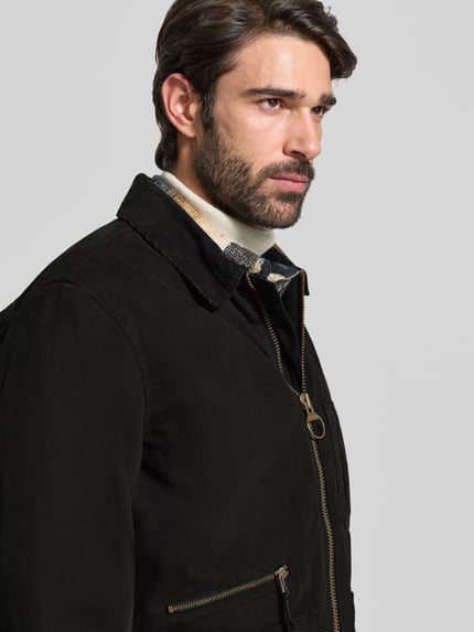 Mannelijk model draagt Regular Fit Hemdjacke uit puur katoen Model 'COVE' van Barbour, look: effen, platte kraag met corduroy, tweewegritssluiting, labelstitching applicatie, lange mouw, trensje aan de rompzoom, materiaal: puur katoen. Nahaufnahme bovenlichaam.