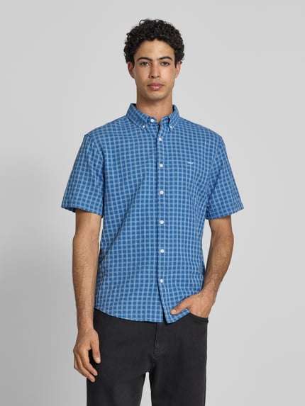 Männermodel trägt Relaxed Fit Freizeithemd aus reiner Baumwolle Modell 'AUTHENTIC BUTTON DOWN' von Levi's®, mehrfarbig, kariert, Oxford, Label-Stitching, Button-Down-Kragen, durchgehende Knopfleiste, Kurzarm, abgerundeter Rumpfabschluss, Ganzkörperansicht von vorne.