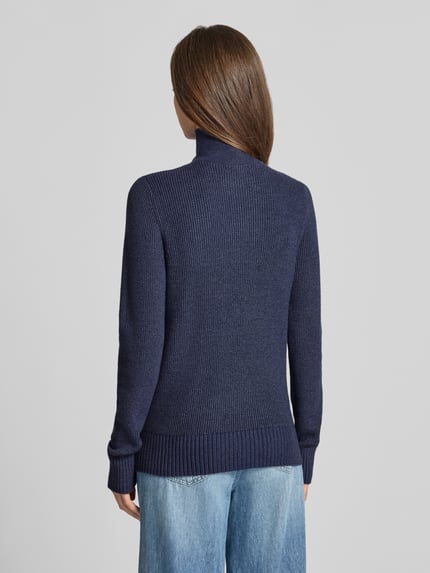 Frauenmodel trägt Regular Fit Strickpullover aus Viskose-Mix von Christian Berg Woman in Dunkelblau mit gerippten Abschlüssen, Ganzkörperansicht Rückansicht.