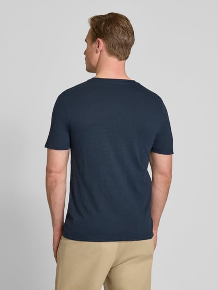 Männermodel trägt Regular Fit T-Shirt aus reiner Baumwolle von s.Oliver RED LABEL, Optik: Melange, Ganzkörperansicht Rückansicht.