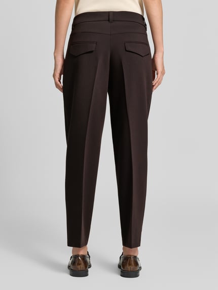 Frauenmodel trägt Cropped Barrel Leg Hose mit Bundfalten Modell 'Ortensia' von CAMBIO, unifarben, Webstruktur, Ganzkörperansicht Rückansicht.