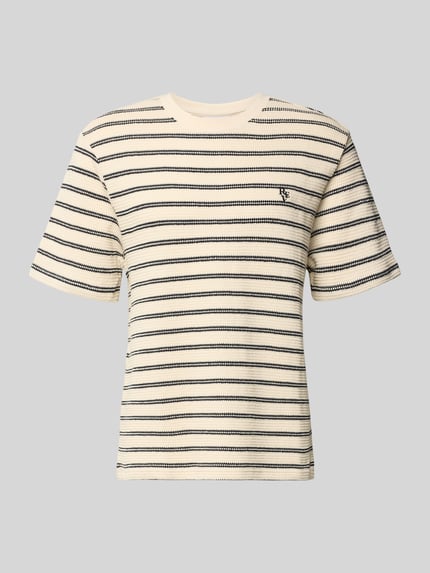 Produktfoto, Strukturiertes T-Shirt mit Logostickerei auf der Brust von REVIEW, męski t-shirt z bawełny, prosty krój, okrągły dekolt, wyhaftowane logo, haft angielski na piersi, fakturowany wzór, długość tyłu w rozmiarze M: 70 cm, kremowy z czarnymi poziomymi paskami