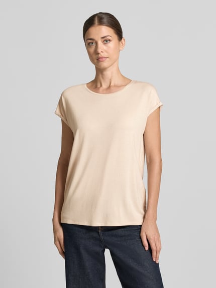 Frauenmodel trägt Loose Fit T-Shirt aus Viskose-Mix Modell 'LAVA' von VERO MODA in Beige, glatte Struktur, gerade Form, Ganzkörperansicht von vorne. Damen T-Shirt