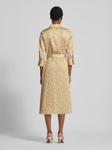 Frauenmodel trägt Fließendes Freizeitkleid mit Allover-Muster Modell '263D32Diandra2' von JOOP!, gelb-rosa Muster, Ganzkörperansicht Rückansicht, Damen Freizeitkleid von JOOP!