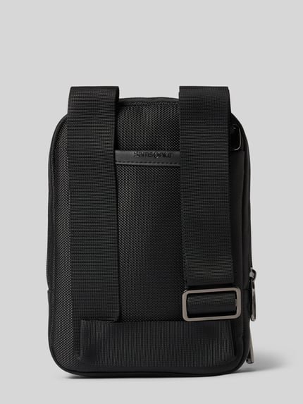 Productfoto, zwarte Heren crossbody tas van Samsonite Model 'Pro-DLX' met logodetail, hoofdvak met ritssluiting, verstelbare schouderband, Breedte 17 cm, Lengte 23 cm, Diepte 8 cm, bandlengte 108 cm