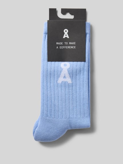 Produktfoto, Socken aus Baumwoll-Mix Modell 'SAAMUS' von ARMEDANGELS in Hellblau mit weißem Logo, glatte und gerippte Textur, Damen Socken