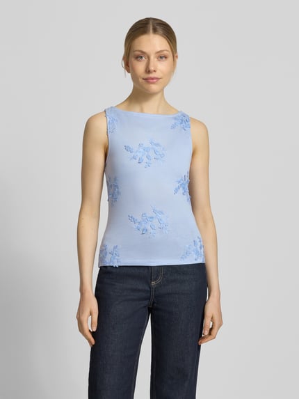 Frauenmodel trägt Regular Fit Top mit Baumwoll-Anteil Modell 'VIVIAN' von Vero Moda, Optik: Unifarben, Stickereien, U-Boot-Ausschnitt, ohne Ärmel, Jersey, Material-Mix, Ganzkörperansicht von vorne.