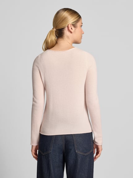 Frauenmodel trägt Regular Fit Strickpullover aus reinem Kaschmir von Christian Berg Woman, hellrosa, weiche Struktur, Ganzkörperansicht Rückansicht.