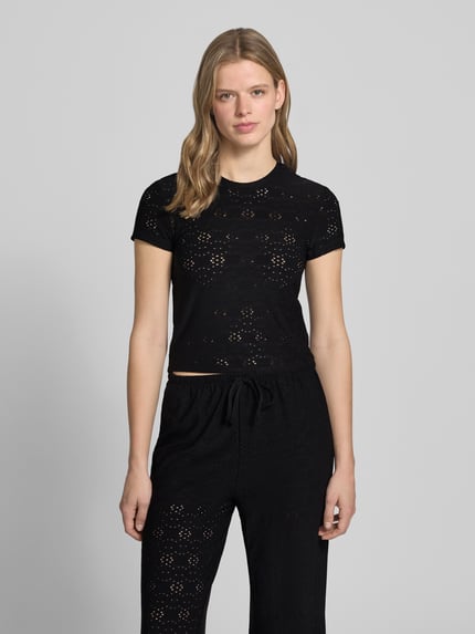 Vrouwenmodel draagt relaxed fit T-shirt met uitbrandereffect model 'SMILLA' van Only, ronde hals, korte mouw, zwart, vooraanzicht bovenlichaam.