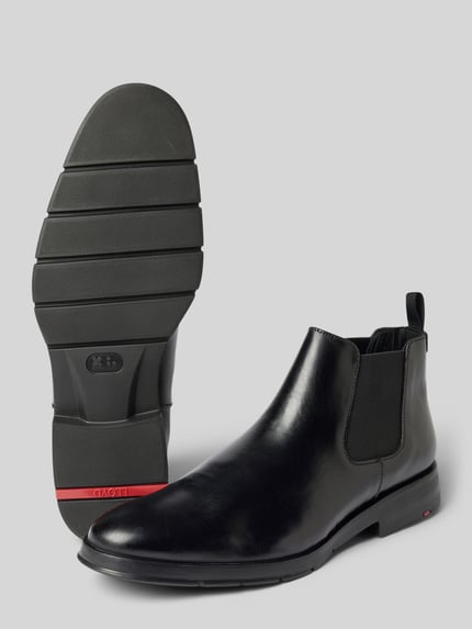 Produktfoto, schwarze Chelsea Boots aus Leder Modell 'EEZY PLUS' von LLOYD mit abgerundeter Spitze, elastischen Einsätzen, strukturierter Sohle, Absatzhöhe 3 cm, Schafthöhe 10 cm, Schaftweite 11 cm