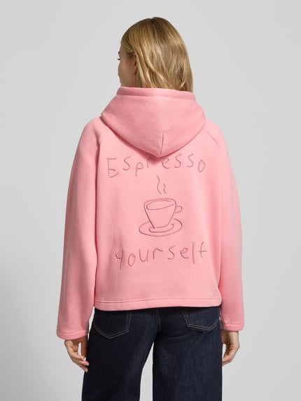 Frauenmodel trägt Hoodie mit Kapuze von Smith and Soul in Rosa, Baumwoll-Mix, locker geschnitten, Statement-Stitching, Ganzkörperansicht Rückansicht.