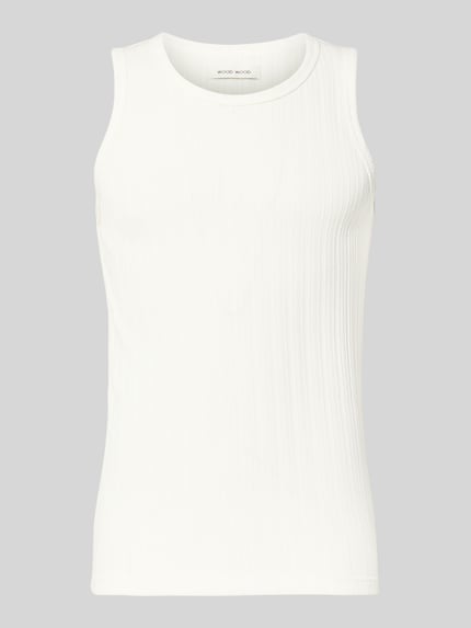 Produktfoto, Tanktop mit Rundhalsausschnitt von Wood Wood aus weißem Baumwoll-Mix in Ripp-Optik, Slim Fit, Vorderansicht.