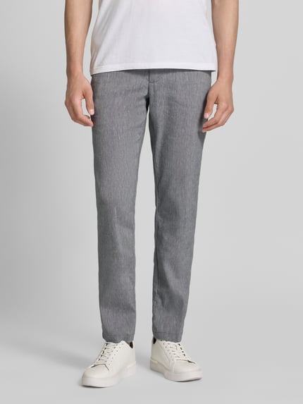 Männermodel trägt Modern Fit Straight Leg Hose aus Leinen-Mix Modell 'KANE1' von BOSS, Optik: Unifarben, Regular-Fit, Ganzkörperansicht von vorne